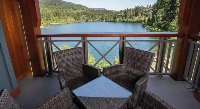 Люкс с балконом и с видом на озеро Nita Lake Lodge