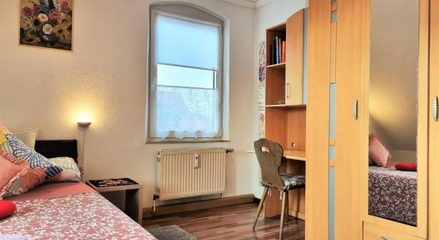 Апартаменты Apartment Bayreuth, 4 Zimmer Ferienwohnung im Haus mit Kunst, WLAN, Küche, Parkplatz