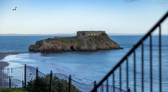 Апартаменты Caldey Bay Apartment - Lovely Sea Views