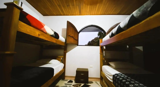 Кровать в общем номере Tia Chela hostel