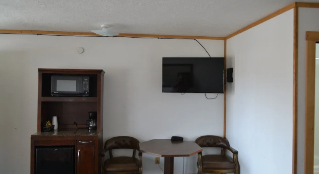 Четырёхместный номер Standard The Village Inn Motel and Restaurant