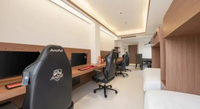 Кровать в общем номере Happy E sports Hotel
