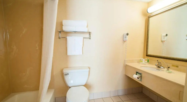 Номер Standard Comfort Inn & Suites Cuyahoga Falls - Akron