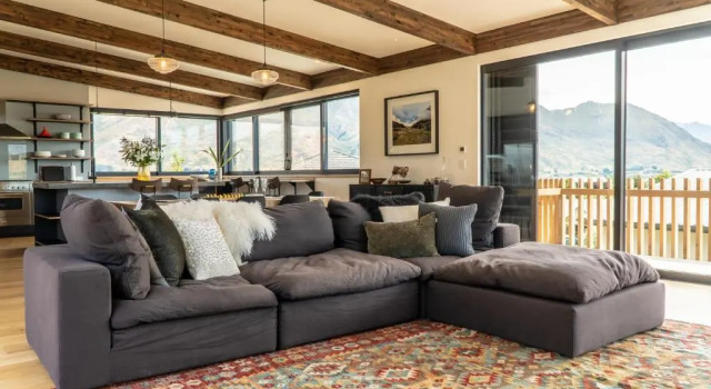 Farrant Drive - Sleeps 8 - Lake & Mountain Views - Modern & Stylish