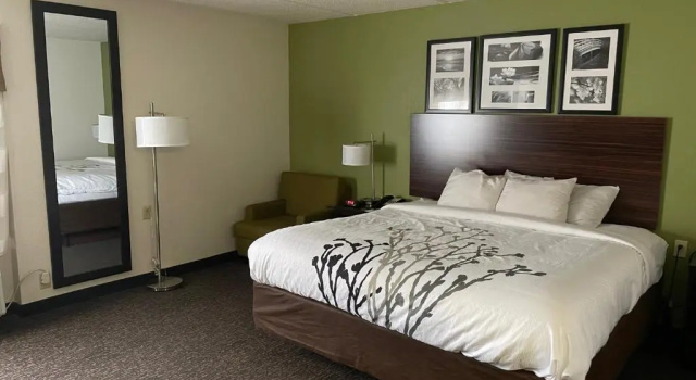 Номер Standard Sleep Inn & Suites near Sports World Blvd