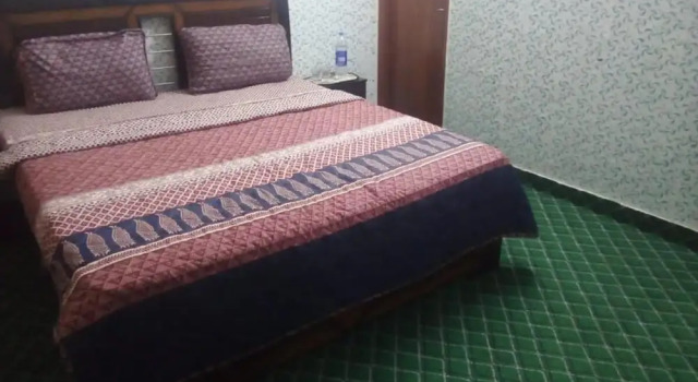 New City Lodges Guest House, Book Pension Hoteller i G-9 Sector med parkering, Parkering