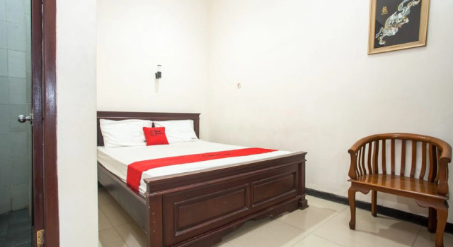 Standard Zimmer RedDoorz @ Raya Ngagel 2