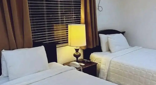 Полулюкс Colony Club Inn & Suites