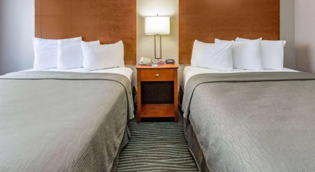 Четырёхместный номер Deluxe AmericInn by Wyndham Des Moines Airport