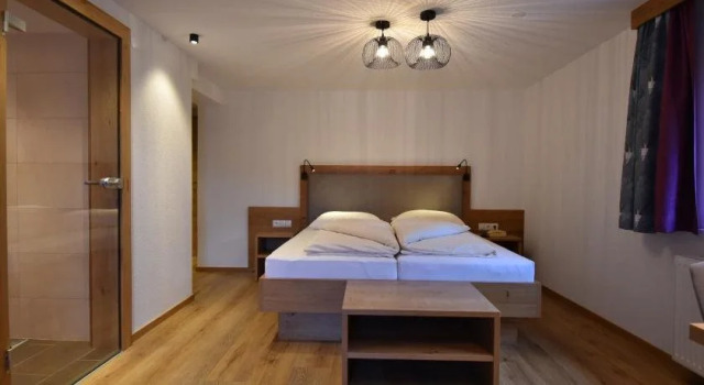 Pension Garni Hubertus, Rezerwuj Hotel Hotele w Tyrol z parkingiem, Parking