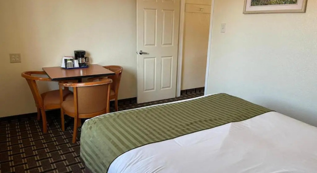 Четырёхместный люкс Riverside Inn & Suites Santa Cruz