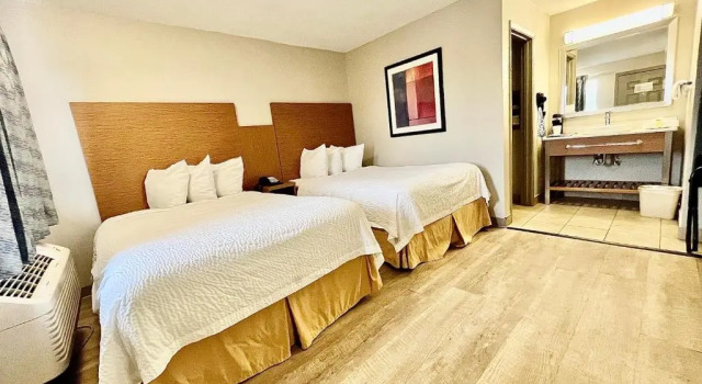 Четырёхместный номер Standard Days Inn & Suites by Wyndham Arlington Near Six Flags
