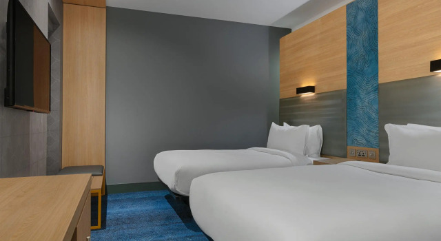 Четырёхместный номер Standard Aloft by Marriott Aberdeen TECA