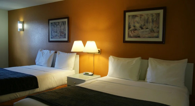 Четырёхместный номер Economy R&R Inn & Suites