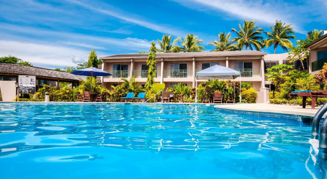Кровать в общем номере Tanoa Waterfront Hotel