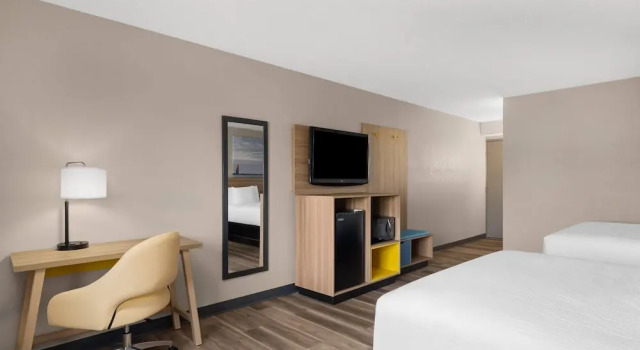 Четырёхместный номер Deluxe Days Inn by Wyndham St. Charles IL