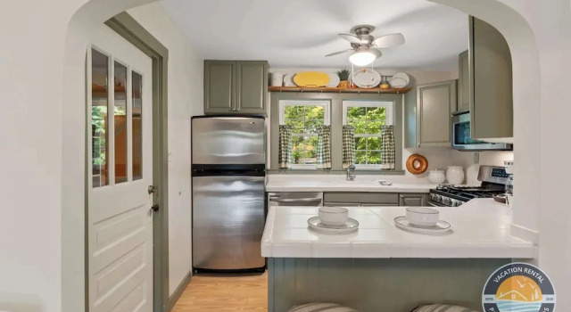 Lake Geneva Escape 4BR Arcade Fire Pit and Deck, Buchen Sie Ferienhaus Como USA