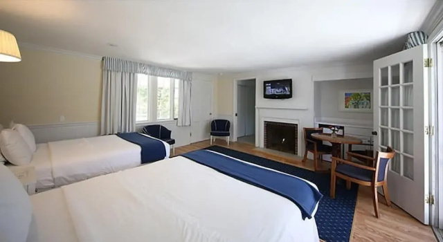 Двухместный номер Premium с балконом Colonial Inn Harbor Springs