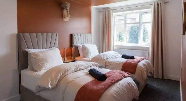 Perfect Booking 4 Bed Home in Stockport