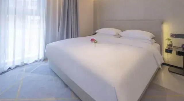 Люкс Executive Romantic Season Yunfan Hotel (Tiexi Square 9th Road Furniture City)