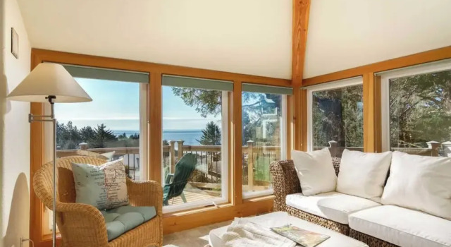 Коттедж с 6 комнатами с балконом Coastal Getaway in Manzanita w Fire Pit, Guest House & Views Seagrove by Avantstay