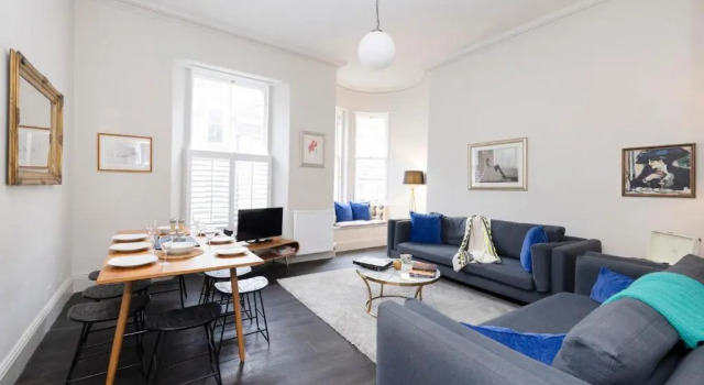 ALTIDO Sophisticated and Bright 4BR apt near Edinburgh Castle, Забронировать Отель Старый город Эдинбург, рядом с Национальный музей Шотландии