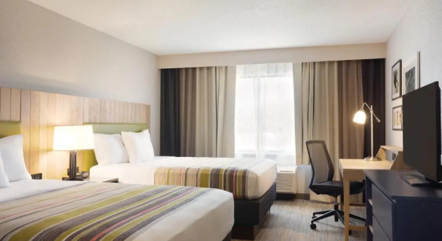 Четырёхместный номер Standard Country Inn & Suites by Radisson Lawrence