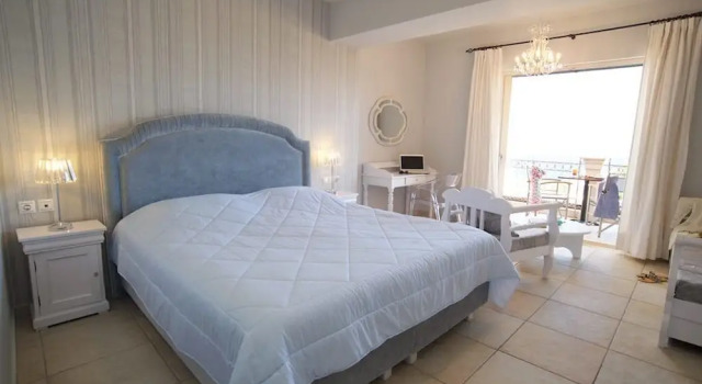Четырёхместный номер Deluxe с балконом Almyra Hotel