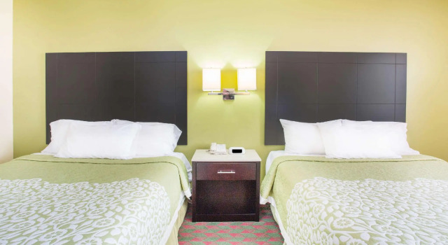Четырёхместный номер Standard Days Inn by Wyndham Lexington NE