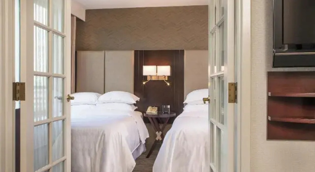 Четырёхместный люкс c 1 комнатой Sheraton Suites Chicago Elk Grove