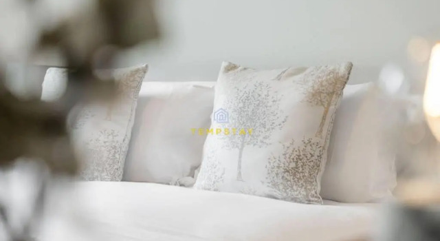 STYLISH 3 BED COTTAGE, WALK 2 ALL SIGHTS & HIGH ST - By Tempstay, Забронировать Отель Виндзор Беркшир, рядом с Victoria Barracks
