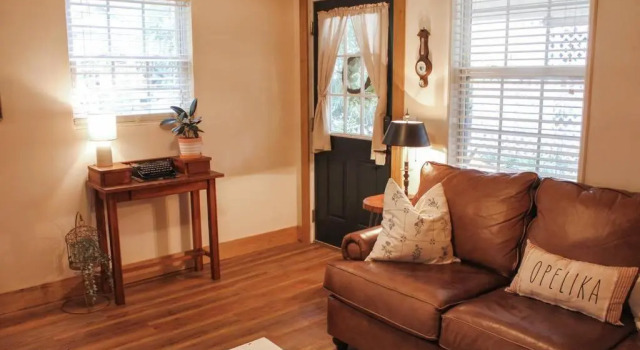 The Greenhouse Cozy Cottage- Walk to Downtown!, Boek Hotel Opelika Alabama