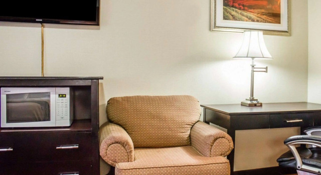 Четырёхместный номер Standard Rodeway Inn MacArthur Airport