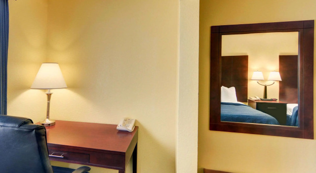 Четырёхместный номер Standard Quality Inn & Suites Grand Prairie South