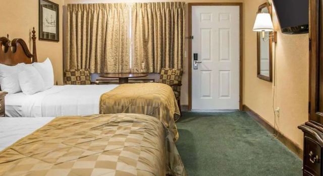 Четырёхместный номер Deluxe с видом на озеро Clarion Hotel Mackinaw City Beachfront