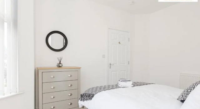 Коттедж New Immaculate 5bed - Parking - City Links - 5 By Hinkley Homes Short Lets & Serviced Accommodation