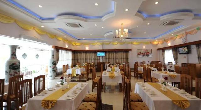 Полулюкс The Golden Lake Hotel