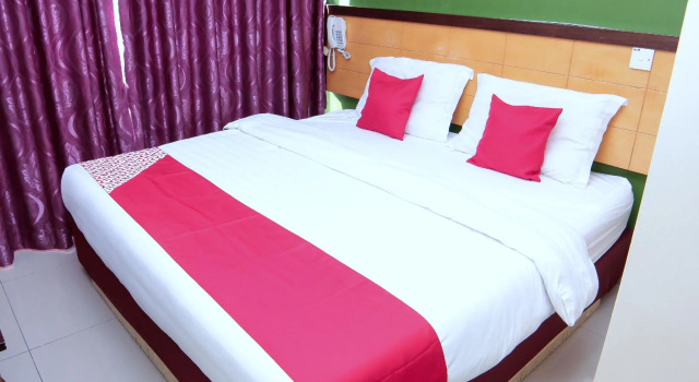 OYO 44054 Holiday Mansion Inn, Rezerwuj Hotel Hotele w Sarawak z parkingiem, Parking