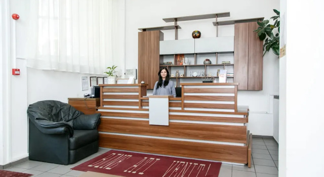 Boutique Global, Забронировать Отель Отели Брашова с парковкой, рядом с County Clinical Emergency Hospital of Brașov, Парковка