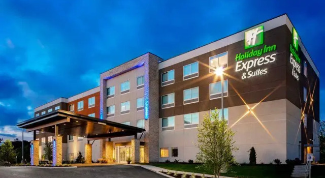 Люкс Deluxe Holiday Inn Express & Suites - Madison by IHG