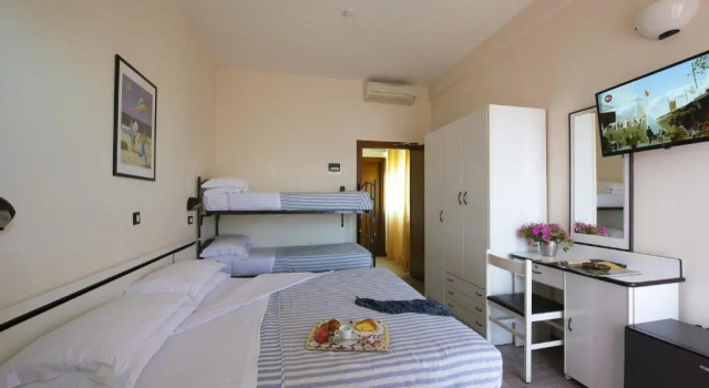 Четырёхместный номер Standard с балконом Hotel Baltic