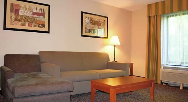 Люкс c 1 комнатой Hampton Inn Montgomery-South-Airport