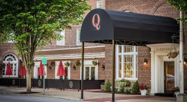 Кровать в общем номере The Queensbury Hotel