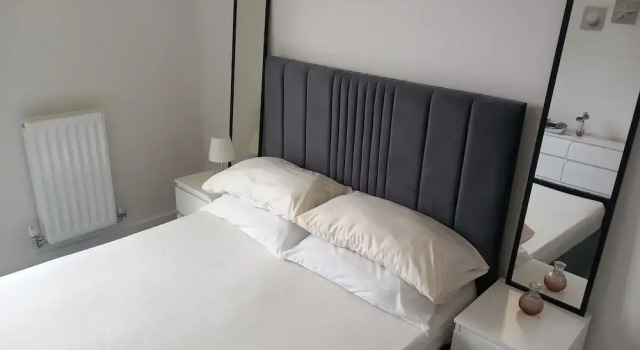 Room-charming Loughton Apartment With Ba, Varaa Huoneisto Asunnot kohteessa Merseyside, Huoneisto