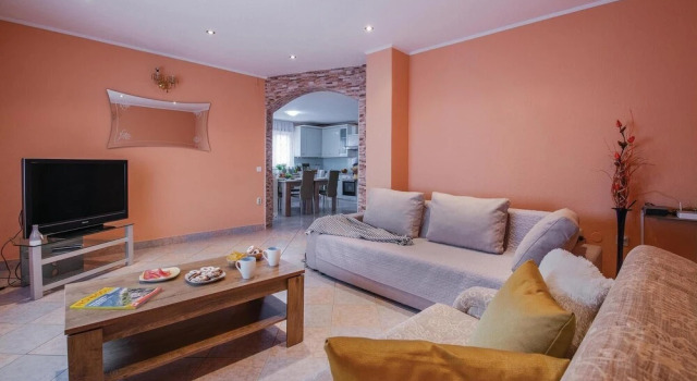 Stunning Apartment in Pula With Outdoor Swimming Pool, Wifi and 5 Bedrooms, Rezervovat Apartmán Hotely v Veli Vrh s parkováním, Parkování