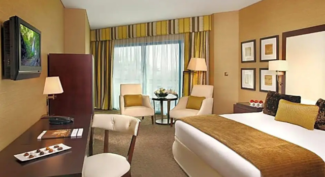 Двухместный номер Deluxe с видом на бассейн Mövenpick Grand Al Bustan