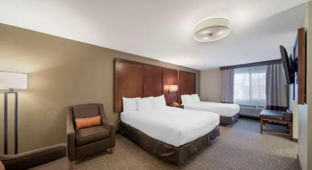 Четырёхместный номер Standard Comfort Suites Red Bluff near I-5