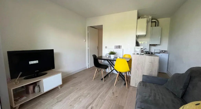 Appartement 2 pièces en rez de jardin avec parking et piscine