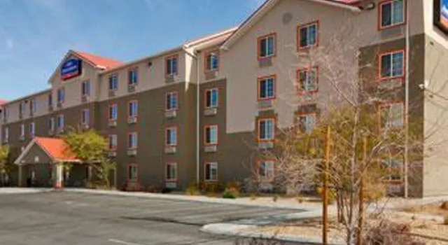 Howard Johnson Las Vegas Near Nellis AFB, Rezervați Hotel Nellis Statele Unite ale Americii