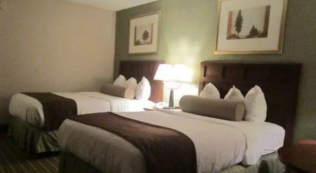 Кровать в общем номере Baymont by Wyndham Marietta